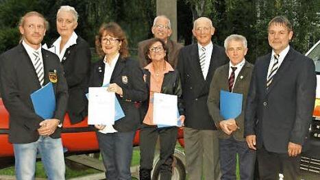 Ehrungen für 40 Jahre Mitgliedschaft. Im Bild (von links) Stephan Wrobel, Angela Wrobel, Michaela Mattes, Manuela Bienlein, Uli Bienlein, ehemaliger Kreisvorsitzender Richard Bär, Achim Wrobel und Bürgermeister Gerhard Wunder