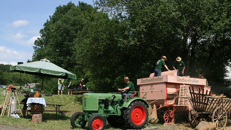 Die letzten Garben wurden in die Dreschmaschine gelegt. Die Säcke sind schon gut mit Körnern gefüllt. Foto: Janina Reuter