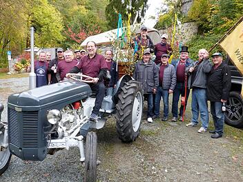 Mit einem Oldtimer-Traktor chauffierte Werner Herrmann die "Schürzenjäger" durch den Luftkurort.Werner Reißaus