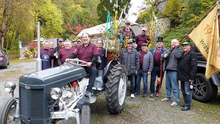 Mit einem Oldtimer-Traktor chauffierte Werner Herrmann die "Schürzenjäger" durch den Luftkurort.Werner Reißaus