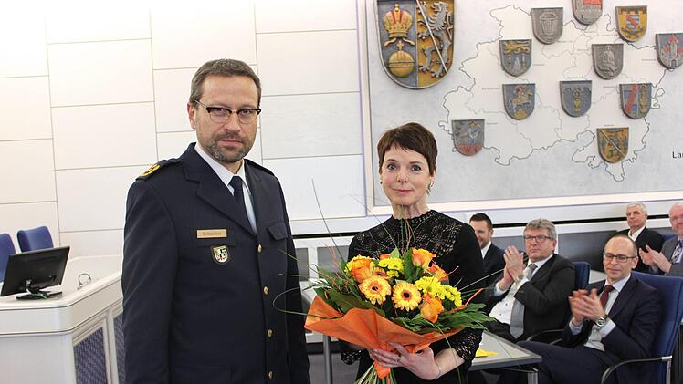 Polizeipräsident Alfons Schieder überreichte Hanna Günther-Lemmink, der Ehefrau des neuen Polizeichefs, Blumen. Foto: Popp