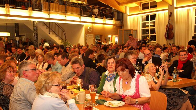 Die "Heilig-Länder-Halle" platzte aus allen Nähten, so dass die Veranstaltung auch in den kleinen Saal übertragen wurde.Geiling