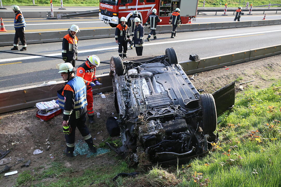 Auto überschlägt sich im Baustellenbereich auf der A6 im Kreis Roth