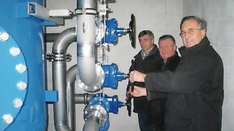 Hirschaid im Januar 2008: Bürgermeister Andreas Schlund, Wasserwart Josef Seuberth und Bauamtsleiter Bernd Feuerlein (v.r.) begutachten die neue Uran-Filteranlage für den Brunnen Erlach IV. Foto: Archiv