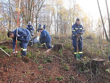 Dass Forstarbeit alles andere als ein Spaziergang in frischer Waldluft ist, spürten die 15 Pflanzteams spätestens am Spätnachmittag, nachdem jede Gruppe etwa 100 Setzlinge gepflanzt hatte. Foto: Klaus Klaschka