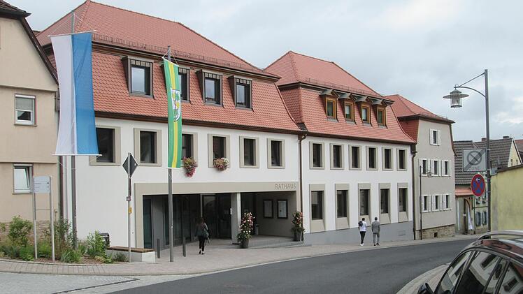 Das neugeschaffene "Eingangstor des Markt Euerdorf" erhielt im Beisein zahlreicher Gäste seine Einweihung. Für Bürgermeister Peter Bergel und viele Besucher ist der neue Amtssitz ein "Jahrhundertwerk". Foto: Winfried Ehling