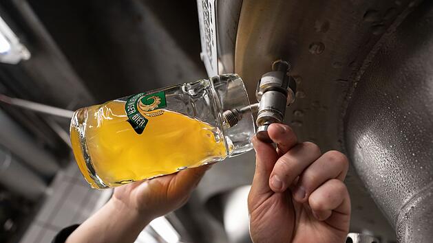 Ein kühles Bier löscht nicht nur den Durst, sondern hilft auch im Haushalt.