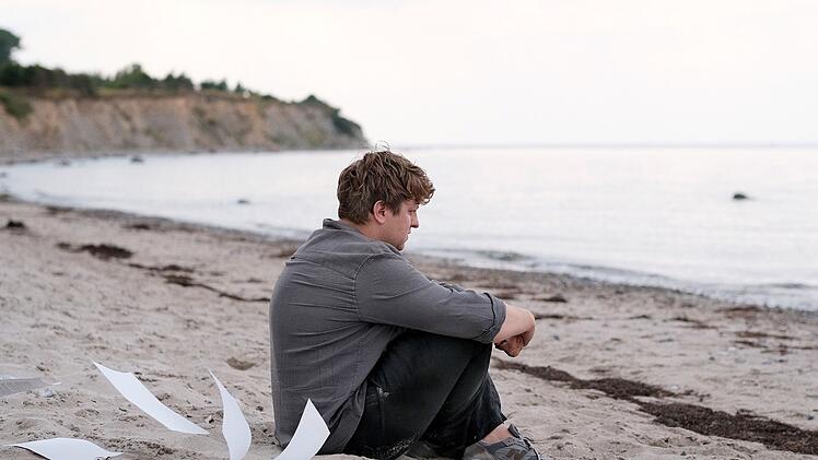 Leon (Thomas Schubert) zweifelt an seinem fast vollendeten zweiten Roman.