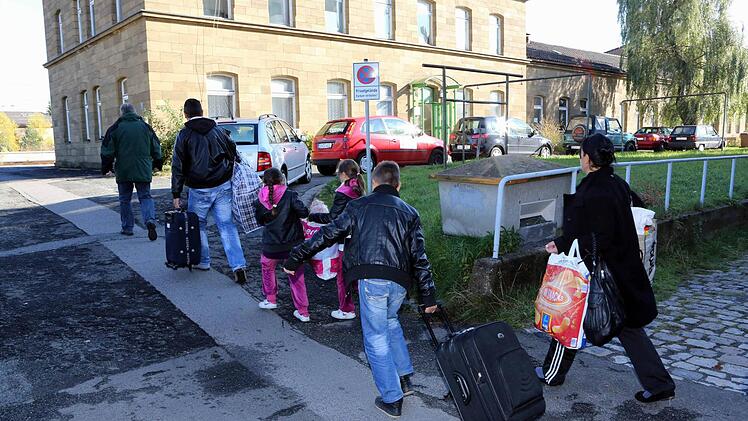 Anfang November zogen  Familien   aus Serbien und dem Kosovo in das  ehemalige  Bahn-Anwesen an der Ludwigstraße. Die meisten von ihnen  haben mittlerweile  einen Ablehnungsbescheid erhalten.  Foto:  RiegerPress