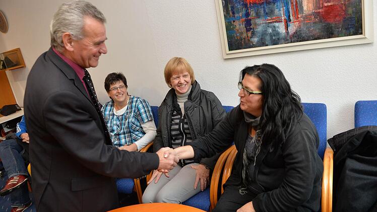 Der Landrat Oswald Marr begrüßt die Mütter im Landratsamt Kronach.   Foto: Ronald Rinklef