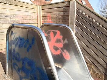 Die "verzierte" Rutsche auf dem Spielplatz hinter der Berufsschule. Fotos: Michael Busch