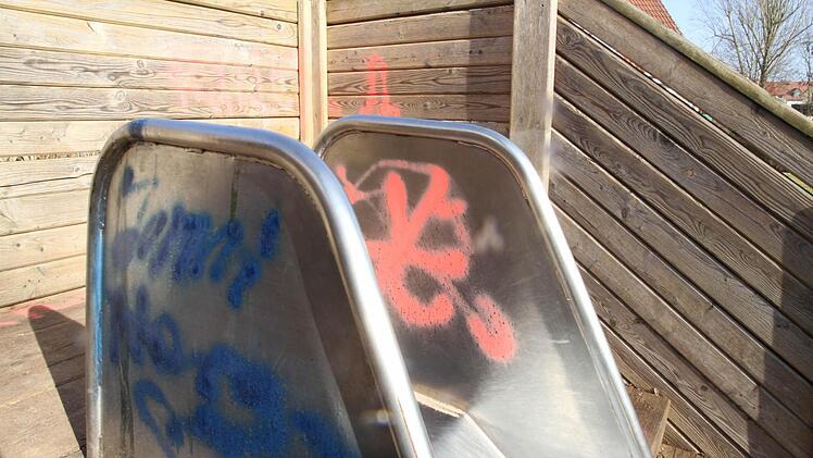 Die "verzierte" Rutsche auf dem Spielplatz hinter der Berufsschule. Fotos: Michael Busch