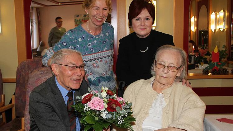 Stadtrat Horst Zahr überbringt die Glückwünsche der Stadt, Christina Flauder die des Landkreises. Auch Pflegedienstleiterin Adelheid Nöth beglückwünschte die 90-jährige Anni Götz.