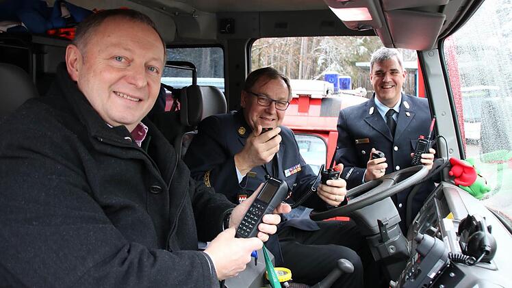 Landrat Thomas Bold (von links), KBR Benno Metz und KBM Michael Wolf testen die neuen Geräte. Foto: Ralf Ruppert