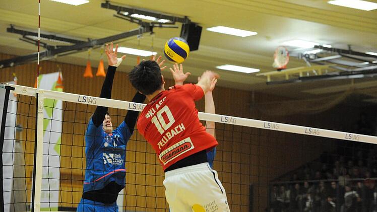 1:3 gegen den Tabellenführer verloren, aber wieder viele Sympathie-Punkte gewonnen haben Hammelburgs Volleyballer (blaue Trikots). Foto: Hopf