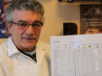 Auch vegane Eis-Genießer sind bei ihm willkommen. Enzo Vitale mit seiner Was-ist-drin-Liste.  Foto: Ekkehard Roepert