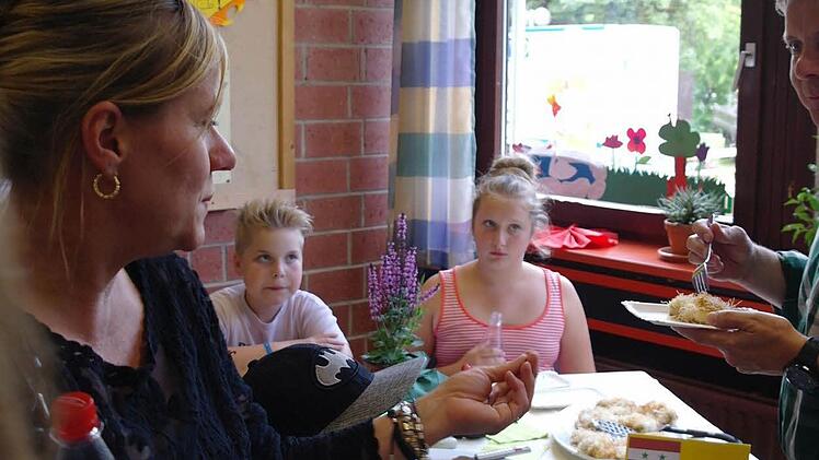 Flüchtlingskinder gaben Kostproben aus ihren Heimatländern. Foto: Stephanie Elm