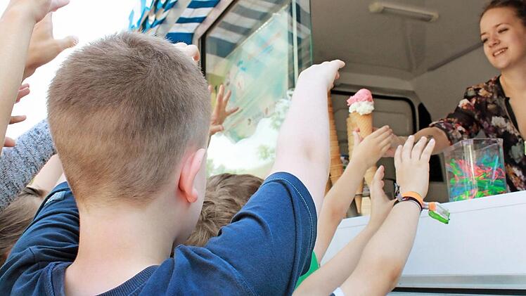 Alle möchten gerne ihr spendiertes Eis in Empfang nehmen. Foto: Anette Schreiber