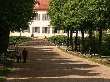 Spaziergänger im Kurgarten Bad Bocklet.  Foto: Archiv/Paul Ziegler