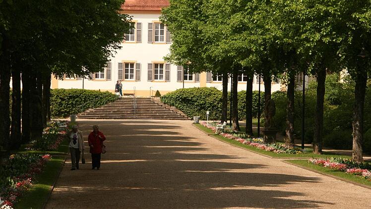Spaziergänger im Kurgarten Bad Bocklet.  Foto: Archiv/Paul Ziegler