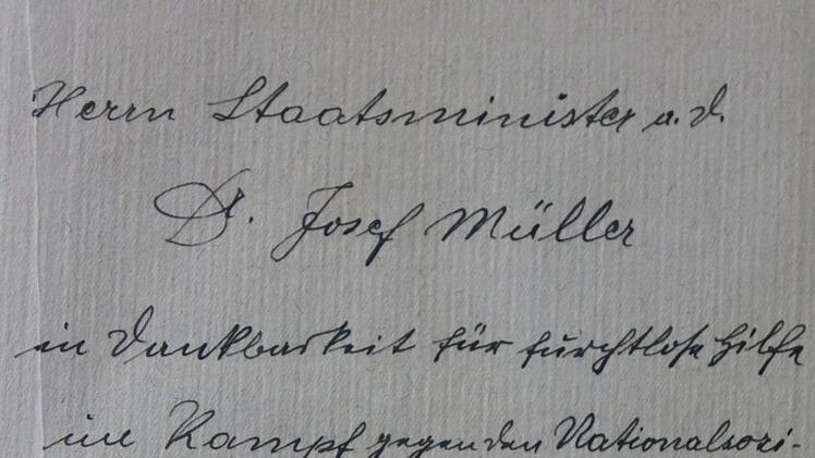 Widmung des Münchner Weihbischofs Johannes Neuhäusler in einem Buch, das er Josef Müller schenkte. Foto: Matthias Einwag