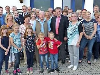 Unser Bild zeigt den Jubilar Alfred Tempel (zweite Reihe in der Bildmitte) zusammen mit seiner Ehefrau Gundhilde (links daneben) und Bürgermeister Siegfried Beyer (rechts) im Kreise seiner Familie und Gratulantenschar. Foto: Klaus-Peter Wulf