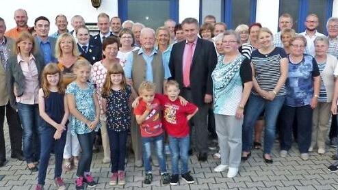 Unser Bild zeigt den Jubilar Alfred Tempel (zweite Reihe in der Bildmitte) zusammen mit seiner Ehefrau Gundhilde (links daneben) und Bürgermeister Siegfried Beyer (rechts) im Kreise seiner Familie und Gratulantenschar. Foto: Klaus-Peter Wulf