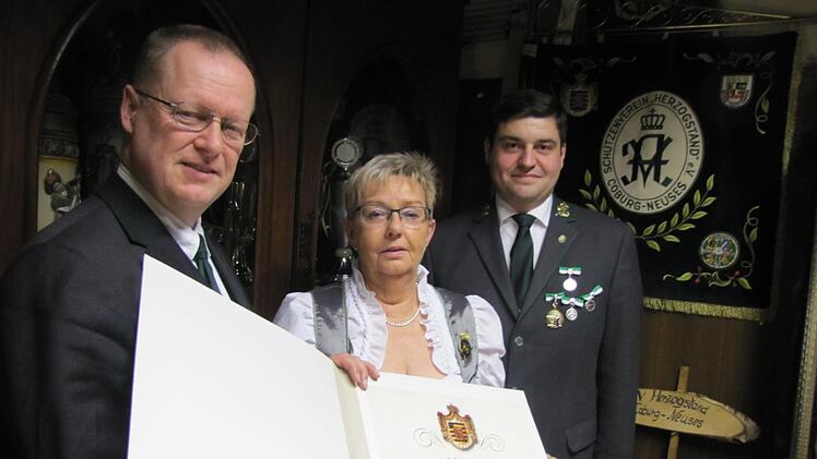 Gauschützenmeister Klaus Jentsch (links) und Oberschützenmeister Jens-Uwe Peter (rechts) überreichten Doris Denninger das von Carin Prinzessin von Sachsen-Coburg und Gotha verliehene Protektoratsabzeichen. Foto: Martin Koch