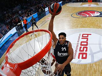 Augustine Rubit hebt trotz seiner schmerzhaften Knochenprellung ab und setzt zum Dunking an. Foto: Daniel Löb