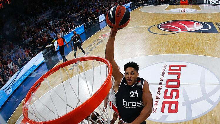 Augustine Rubit hebt trotz seiner schmerzhaften Knochenprellung ab und setzt zum Dunking an. Foto: Daniel Löb