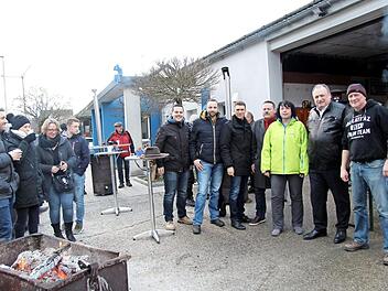 Beim Grillen vor Ort (von links): Markus Windisch, Großenseebachs OV-Vorsitzender Jan Kracker, Stefan Müller, Manfred Bäreis, Ute Salzner, Walter Nussel und Oliver Schüßler Foto: Richard Sänger