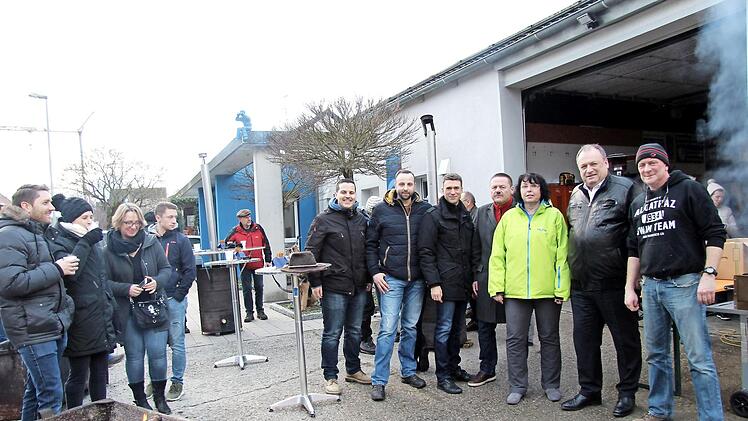 Beim Grillen vor Ort (von links): Markus Windisch, Großenseebachs OV-Vorsitzender Jan Kracker, Stefan Müller, Manfred Bäreis, Ute Salzner, Walter Nussel und Oliver Schüßler Foto: Richard Sänger