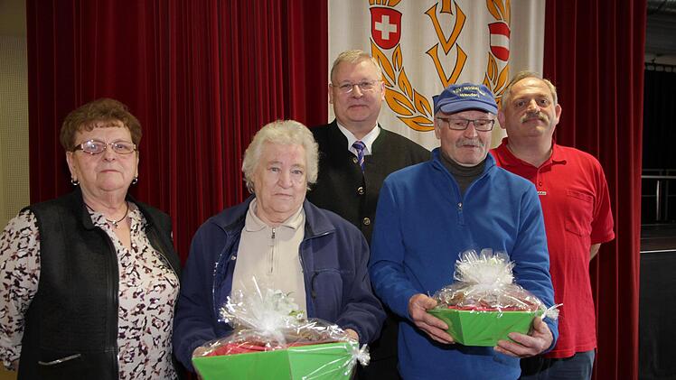 Vertreter  der beiden teilnehmerstärksten Gruppierungen mit Vorsitzender Renate Busch und Schirmherrn Harald Knorr (Mitte) Foto: Mathias Erlwein