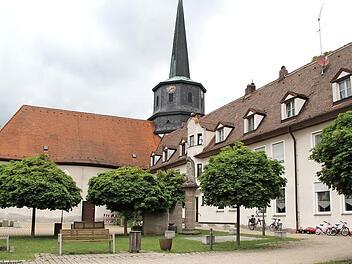 Das Ensemble am Josefsplatz in Niederndorf. Das Pfarrzentrum rechts der Kirche soll abgebrochen und als Kita neu gebaut werden.  Foto: Richard Sänger