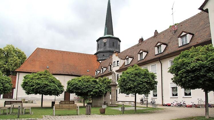 Das Ensemble am Josefsplatz in Niederndorf. Das Pfarrzentrum rechts der Kirche soll abgebrochen und als Kita neu gebaut werden.  Foto: Richard Sänger
