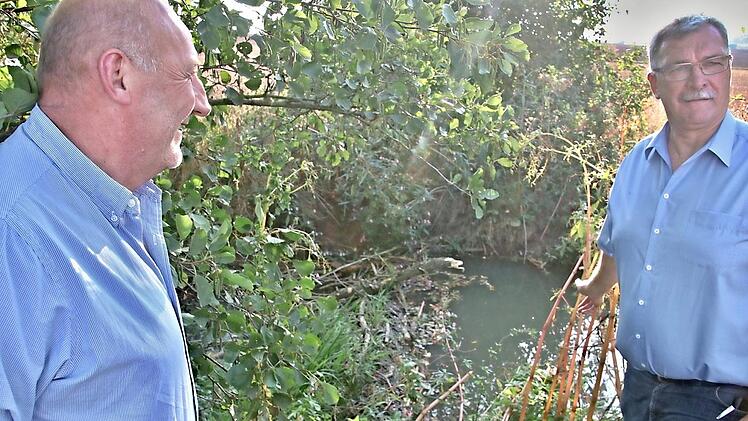 An einem Biberbau an der Alster bei Memmelsdorf. Bürgermeister Helmut Dietz und Gemeinderat Jürgen Fromm (von rechts)