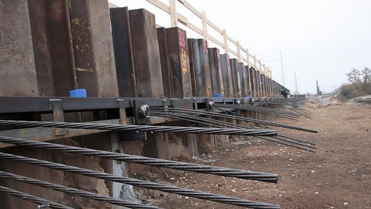 Spundwände sorgen dafür, dass die  Bahntrasse stabil bleibt.