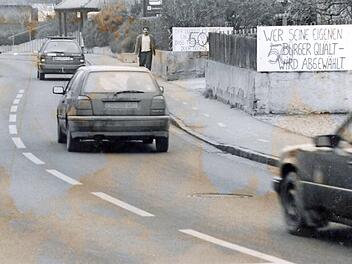 Der Protest aus Niederndorf mit der Forderung nach Tempo 30 währt Jahrzehnte. Unser Foto ist vom Dezember 1995.  Foto: FT-Archiv