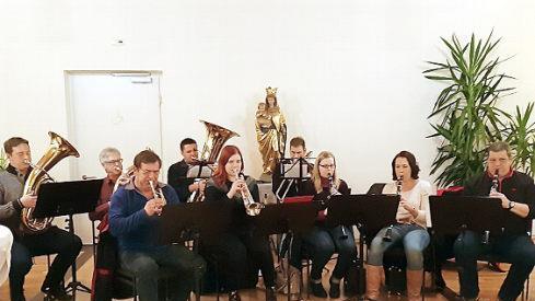 Die Abordnung des Musikvereins Steinwiesen umrahmte unter der Leitung von Wolfgang Schrepfer (re.) den Neujahrsempfang. Foto: Deuerling