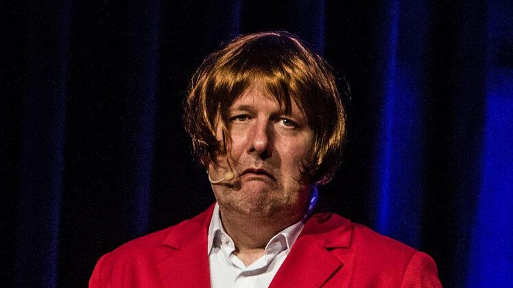 Heftigen Applaus verdiente sich das Trio TBC beim Gastspiel im ausverkauften Coburger Kongresshaus Rosengarten mit seinem satirischen Jahresrückblick.Foto: Jochen Berger