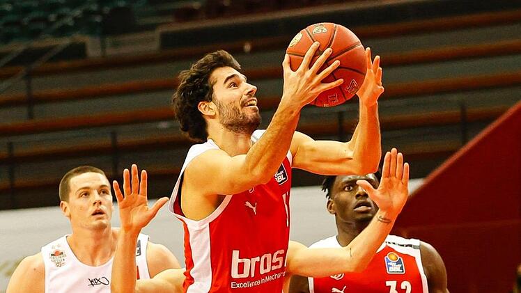 Per Korbleger kommt Michele Vitali (am Ball) zum Erfolg. Der Italiener kam nur 14 Minuten zum Einsatz, nutzte diese jedoch zu zwölf Punkten. Foto: Daniel Löb