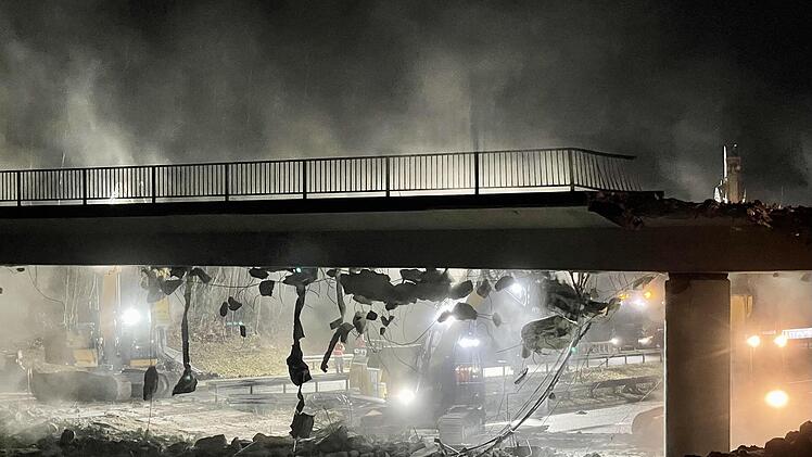 Mit schwerem Gerät ging es in der Nacht von Samstag auf Sonntag der Forstbrücke Pelzkappe II bei Schondra an den Kragen. Foto: Sebastian Schmitt