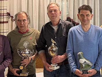 Sportreferent G&uuml;nter Scheuring ehrt die Vereinsmeister aus M&uuml;nnerstadt und Wermerichshausen Karl Bauer, Peter Emes, Klaus Kr&auml;mer, Oskar Denner, Bernd T&uuml;chert und Werner Mauer