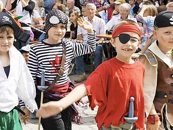 Die Jean-Paul-Schule bemüht sich, ihre Schüler auf vielfältige Art zu fördern (Archivfoto vom Schulfest aus dem Jahr 2011). Zur besseren individuellen Förderung der Kinder soll ab dem neuen Schuljahr auch ein Jugendsozialarbeiter eingesetzt werden - der erste an einer Grundschule.   Foto: CT-Archiv