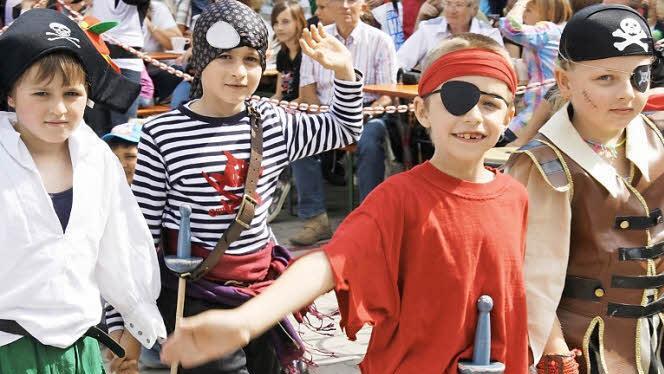 Die Jean-Paul-Schule bemüht sich, ihre Schüler auf vielfältige Art zu fördern (Archivfoto vom Schulfest aus dem Jahr 2011). Zur besseren individuellen Förderung der Kinder soll ab dem neuen Schuljahr auch ein Jugendsozialarbeiter eingesetzt werden - der erste an einer Grundschule.   Foto: CT-Archiv