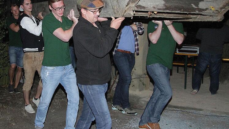 Drei Mal wird die "Lizza", wie die Treppe zur Linde genannt wird, um den ehrwürdigen Baum getragen und dann wieder verstaut.