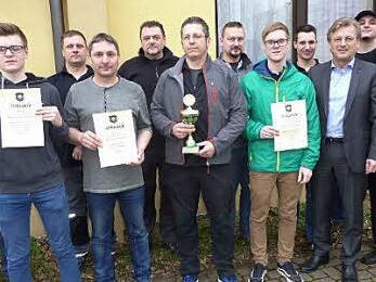 Die sechs besten Mannschaften wurden ausgezeichnet. Mit im Bild Vorsitzender Frank Oberkofler (r.), Schützenmeister Michel Dyckerhoff (4. v. r.) sowie Bürgermeister Rainer Detsch (3. v. r.). Bester Einzelschütze wurde Jan Förtsch (2. v. r.). Foto: Gerd Fleischmann