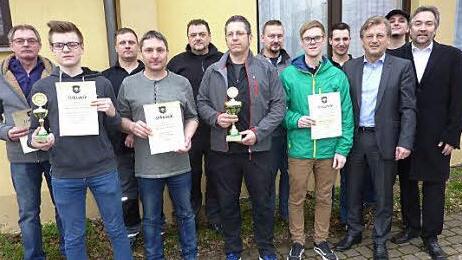 Die sechs besten Mannschaften wurden ausgezeichnet. Mit im Bild Vorsitzender Frank Oberkofler (r.), Schützenmeister Michel Dyckerhoff (4. v. r.) sowie Bürgermeister Rainer Detsch (3. v. r.). Bester Einzelschütze wurde Jan Förtsch (2. v. r.). Foto: Gerd Fleischmann