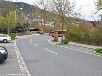 Für die Zufahrt zum neuen Lidl-Markt von der Bahnhofstraße aus will sich die Stadtverwaltung noch etwas einfallen lassen, denn das Verkehrsaufkommen ist in diesem Bereich nicht gering. Foto: Rainer Lutz
