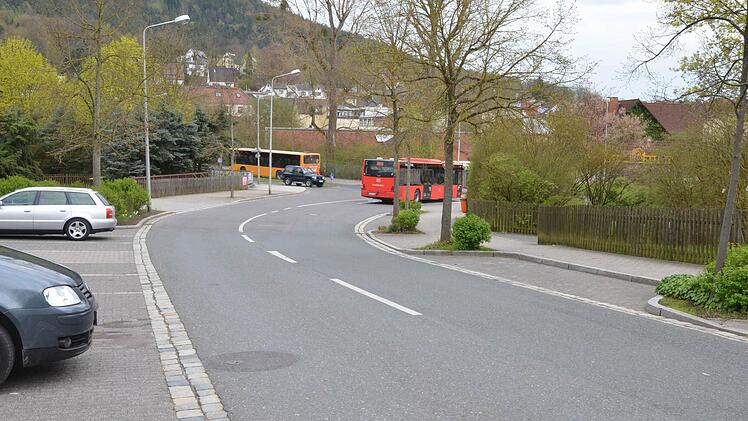 Für die Zufahrt zum neuen Lidl-Markt von der Bahnhofstraße aus will sich die Stadtverwaltung noch etwas einfallen lassen, denn das Verkehrsaufkommen ist in diesem Bereich nicht gering. Foto: Rainer Lutz